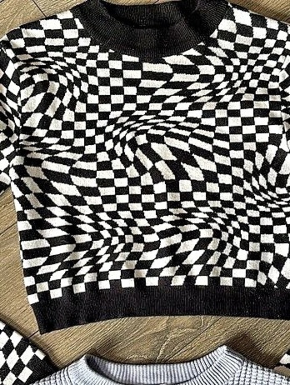 Garage Checkered Cropped Crewneck Sweater 2/10$